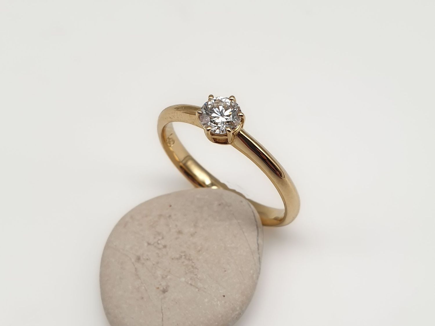Solitario 6 griffes con diamante naturale ct 0.31