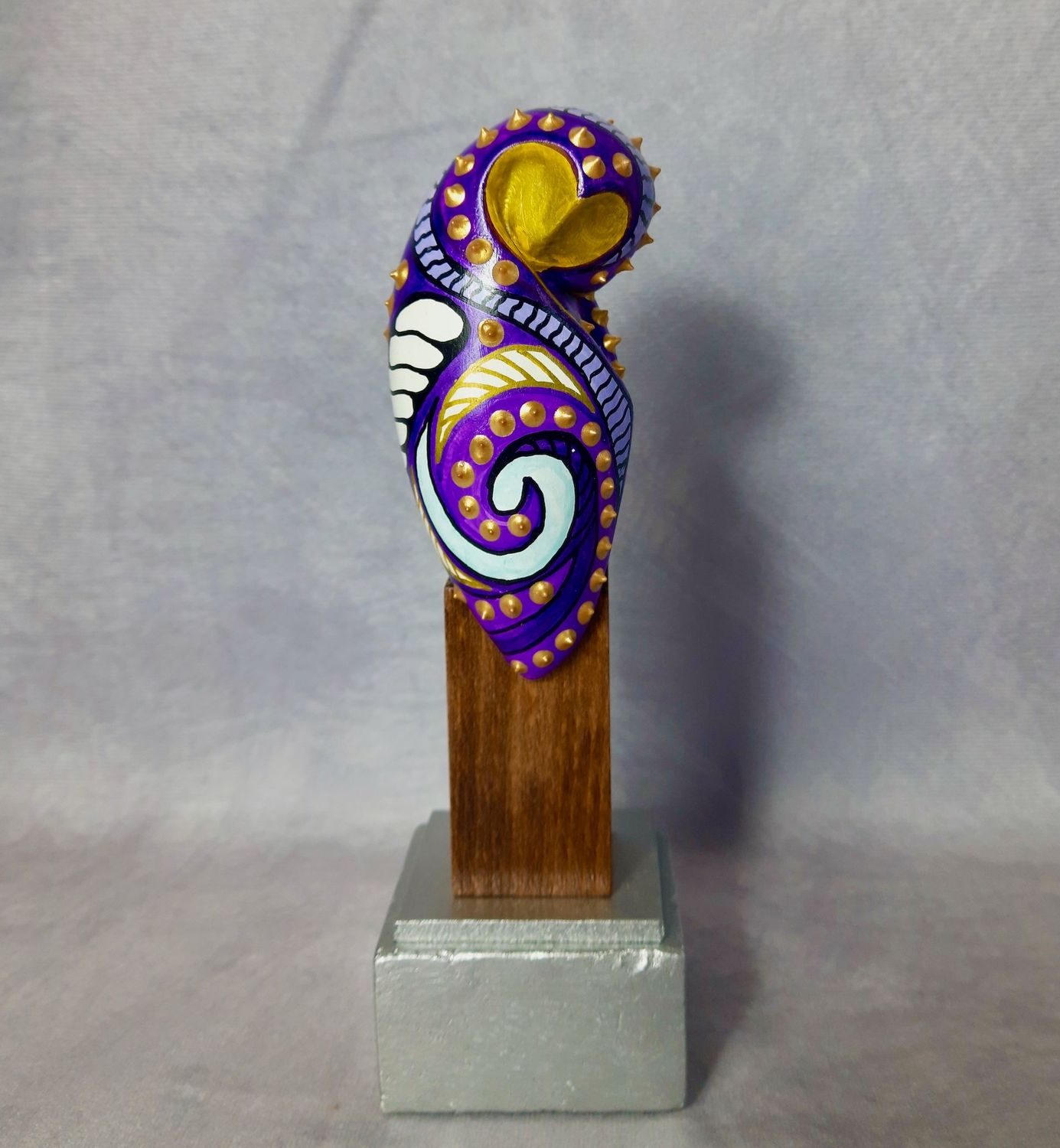 Kleine lila Eulenskulptur