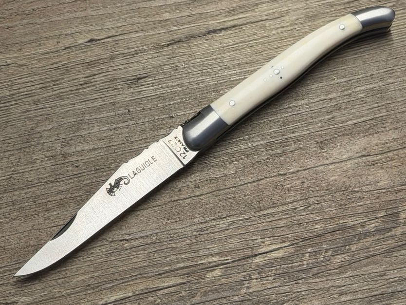 Laguiole, Serie Luxe, 11 cm, Griff Büffelknochen weiß, Etui, Schmiede ARTO Laguiole, Serie Luxe, 11 cm, Griff Büffelknochen weiß, Etui, Schmiede ARTO