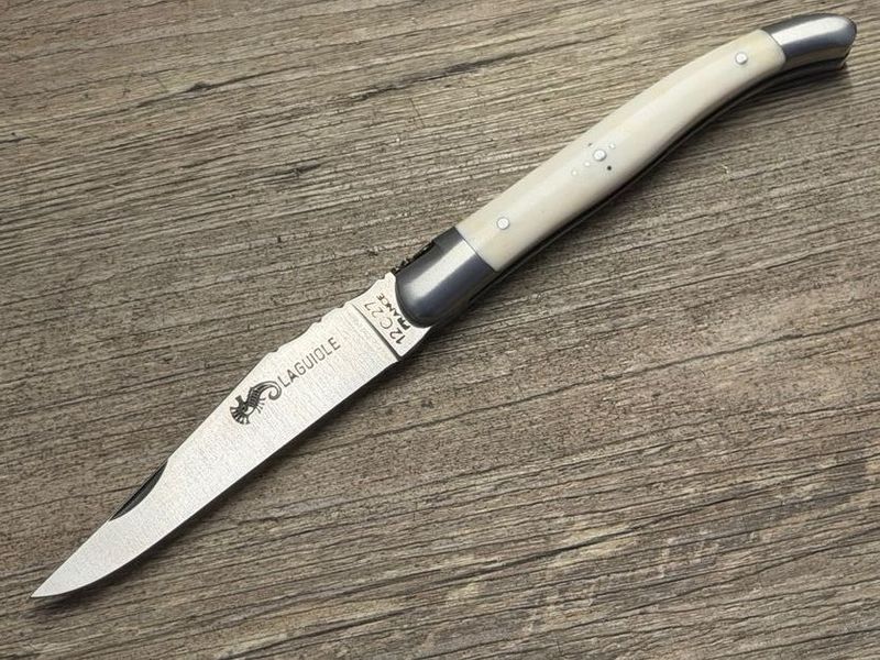 Laguiole,  Serie Luxe, 11 cm, Griff Büffelknochen weiß, Etui, Schmiede ARTO