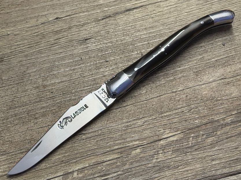 Laguiole Serie Luxe, 11 cm, Griff geflammte Hornspitze dunkel, Klinge Hochglanz, Etui, Schmiede ARTO Laguiole Serie Luxe, 11 cm, Griff geflammte Hornspitze dunkel, Klinge Hochglanz, Etui, Schmiede ARTO