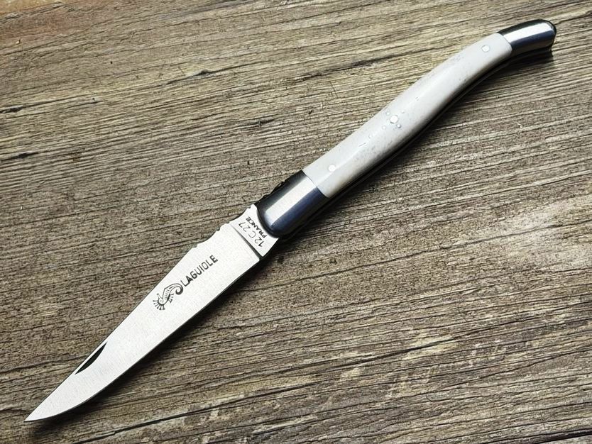 Laguiole, Serie Luxe, 12 cm, Griff Büffelknochen weiß, Etui, Schmiede ARTO Laguiole, Serie Luxe, 12 cm, Griff Büffelknochen weiß, Etui, Schmiede ARTO