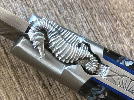 Meisterstück Laguiole en Aubrac 12 cm,  das Seepferdchen, Griff Mammutbackenzahn blau, Liseres