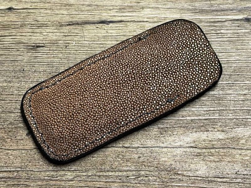 Edles Steck-Etui aus braunem Rochenleder (Echtleder) für alle Tonneau Messer und für alle Petit-Modelle der regionalen Taschenmesser bis 9,5 cm Grifflänge Edles Steck-Etui aus braunem Rochenleder (Echtleder) für alle Tonneau Messer und für alle Petit-Modelle der regionalen Taschenmesser bis 9,5 cm Grifflänge