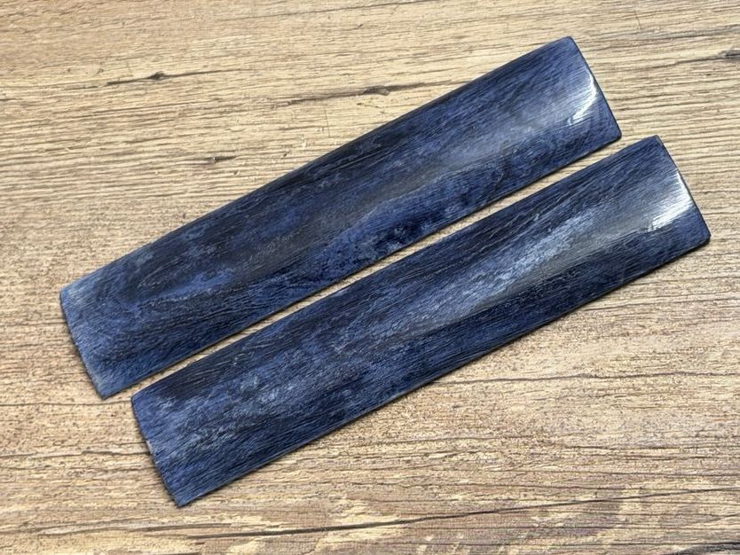 Griffschalen Büffelknochen erste Wahl, blau, halbrund, Breite 30 mm, für alle hier angebotenen Messerbausätze Griffschalen Büffelknochen erste Wahl, blau, halbrund, Breite 30 mm, für alle hier angebotenen Messerbausätze
