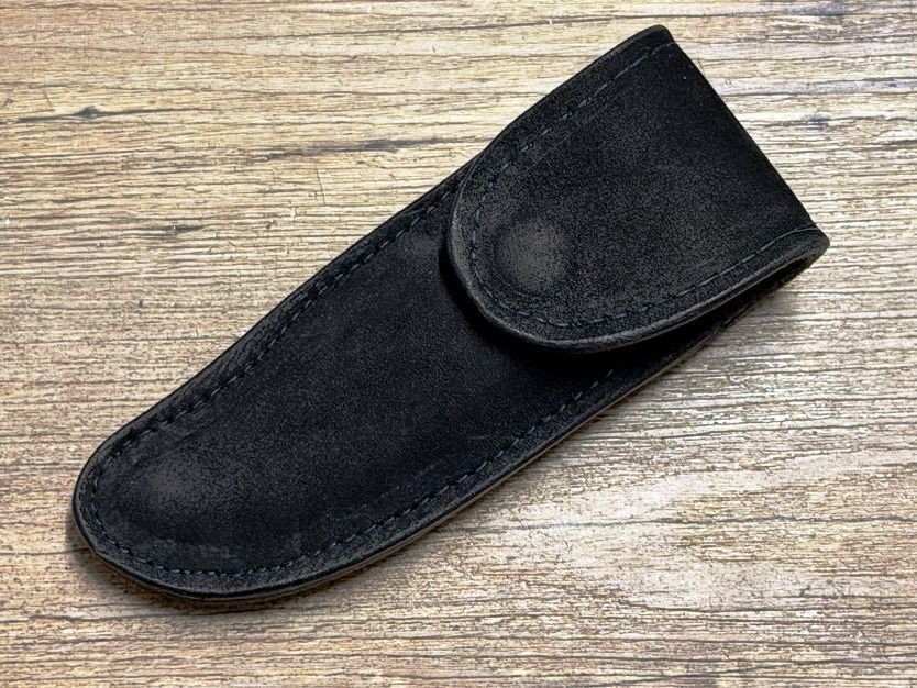 Edles und handgefertigtes Gürtellederholster aus Samtleder für Laguiole Taschenmesser bis 12 cm, Farbe schwarz, doppelt vernäht, Druckknopf innen und außen verdeckt, eigene Herstellung Edles und handgefertigtes Gürtellederholster aus Samtleder für Laguiole Taschenmesser bis 12 cm, Farbe schwarz, doppelt vernäht, Druckknopf innen und außen verdeckt, eigene Herstellung