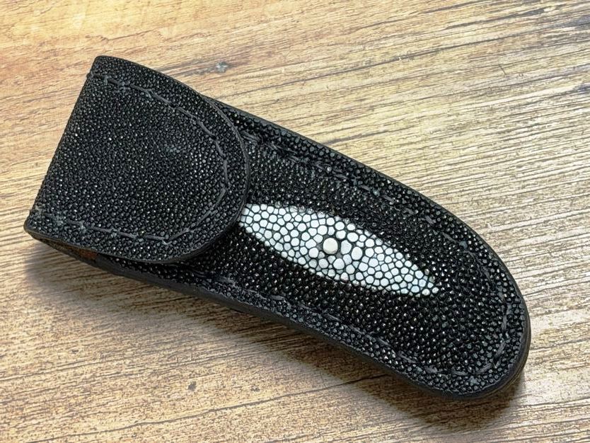 Edles und handgefertigtes Gürtellederholster aus Rochenleder schwarz für Laguiole Taschenmesser bis 12 cm, doppelt vernäht, Druckknopf innen und außen verdeckt, eigene Herstellung Edles und handgefertigtes Gürtellederholster aus Rochenleder schwarz für Laguiole Taschenmesser bis 12 cm, doppelt vernäht, Druckknopf innen und außen verdeckt, eigene Herstellung