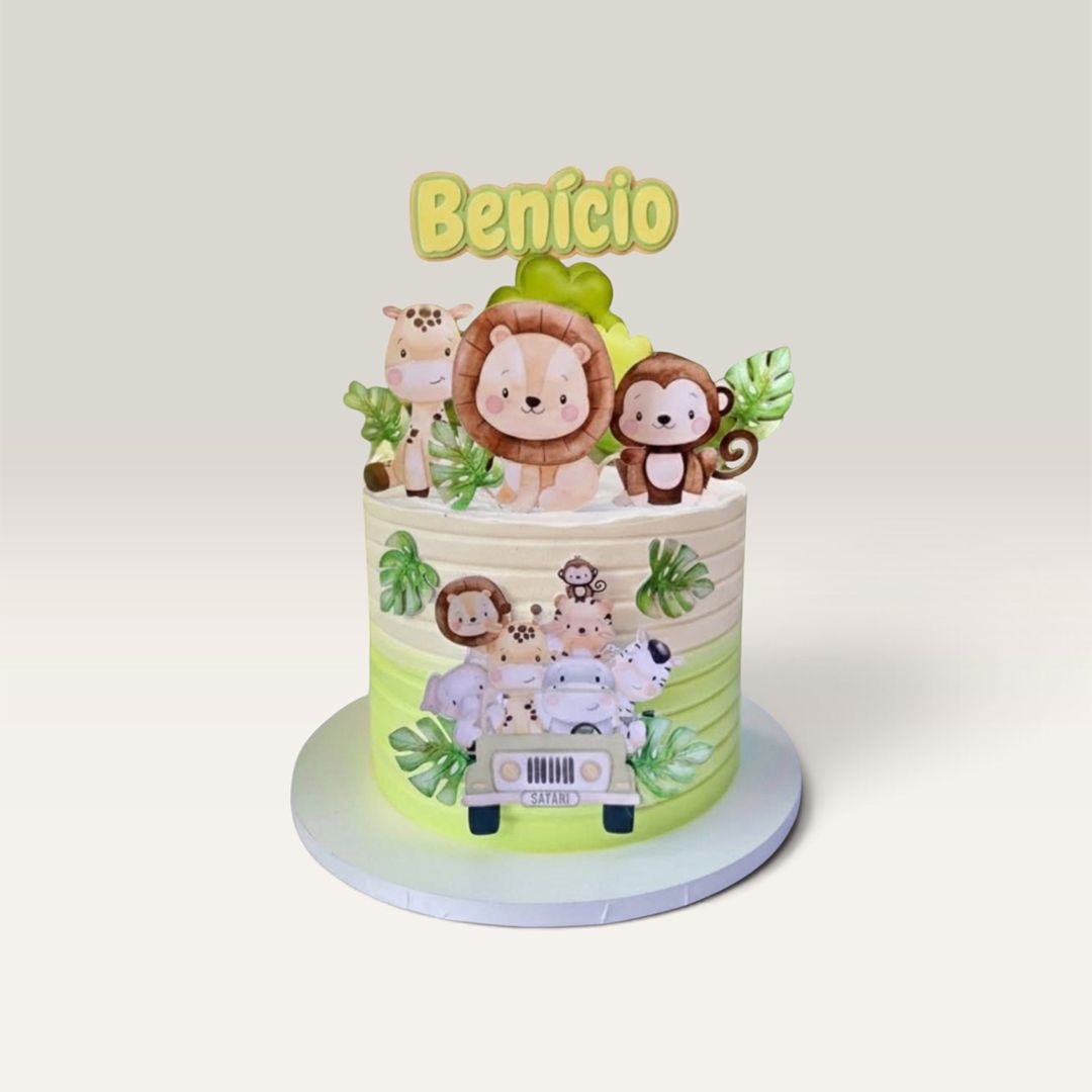 Torta Safari infantil en verde claro con león, jirafa, mono y jeep con animales, personalizada con nombre.