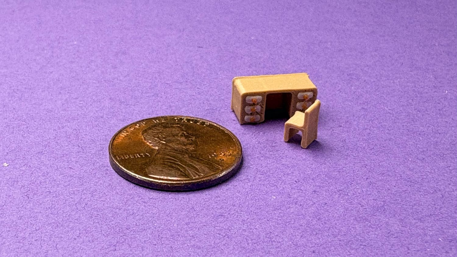 1:144 Desk and Chair