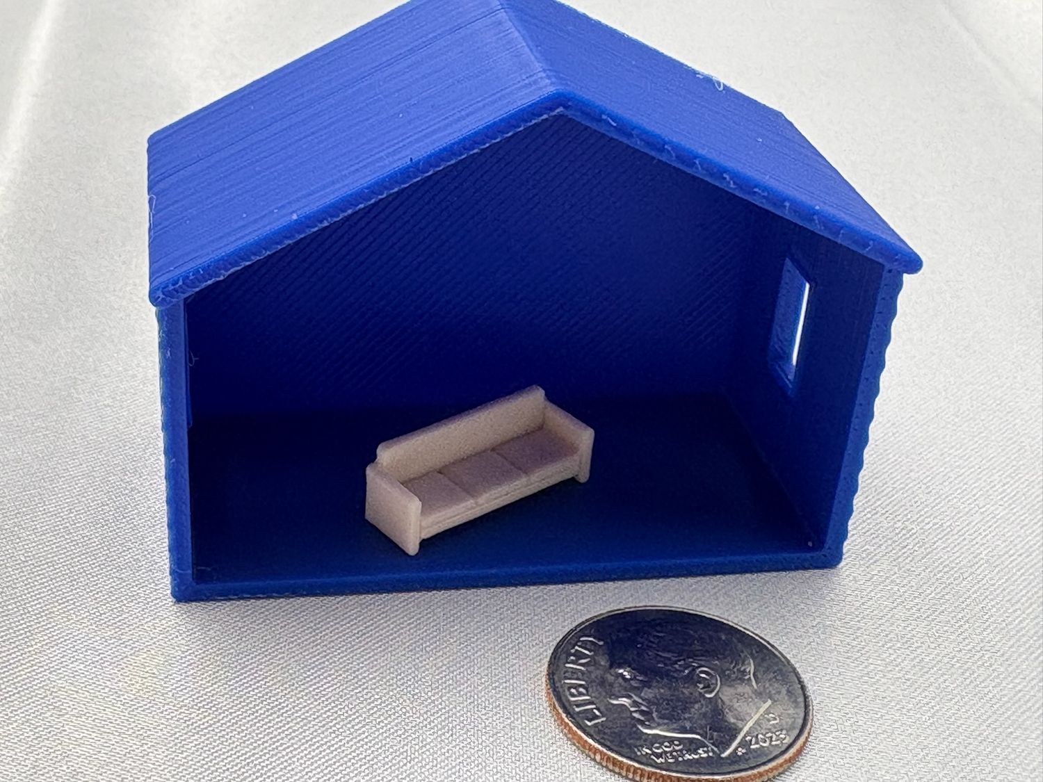 1:144 Traditional 3 cushion couch