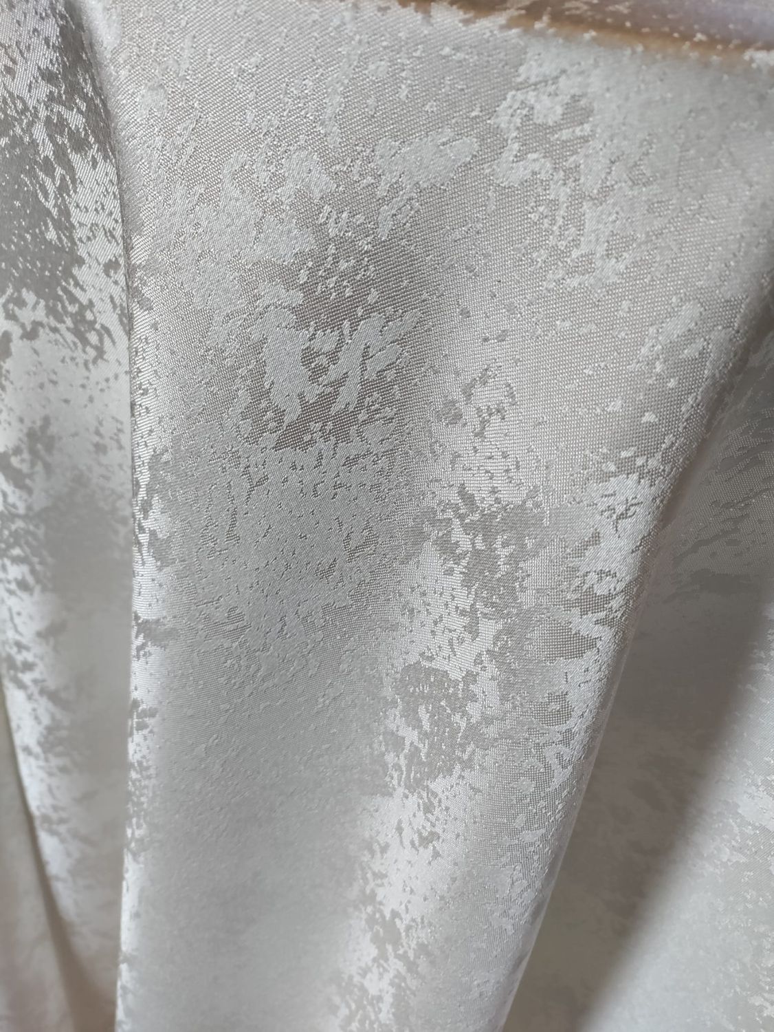 Fete de masă rotunde,  brocart alb ape-ape