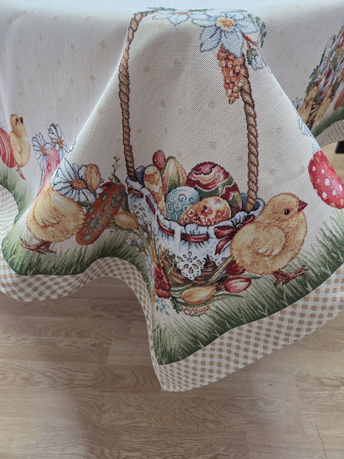 Față de masă 140x240 cm decor pascal puișori și ouă colorate