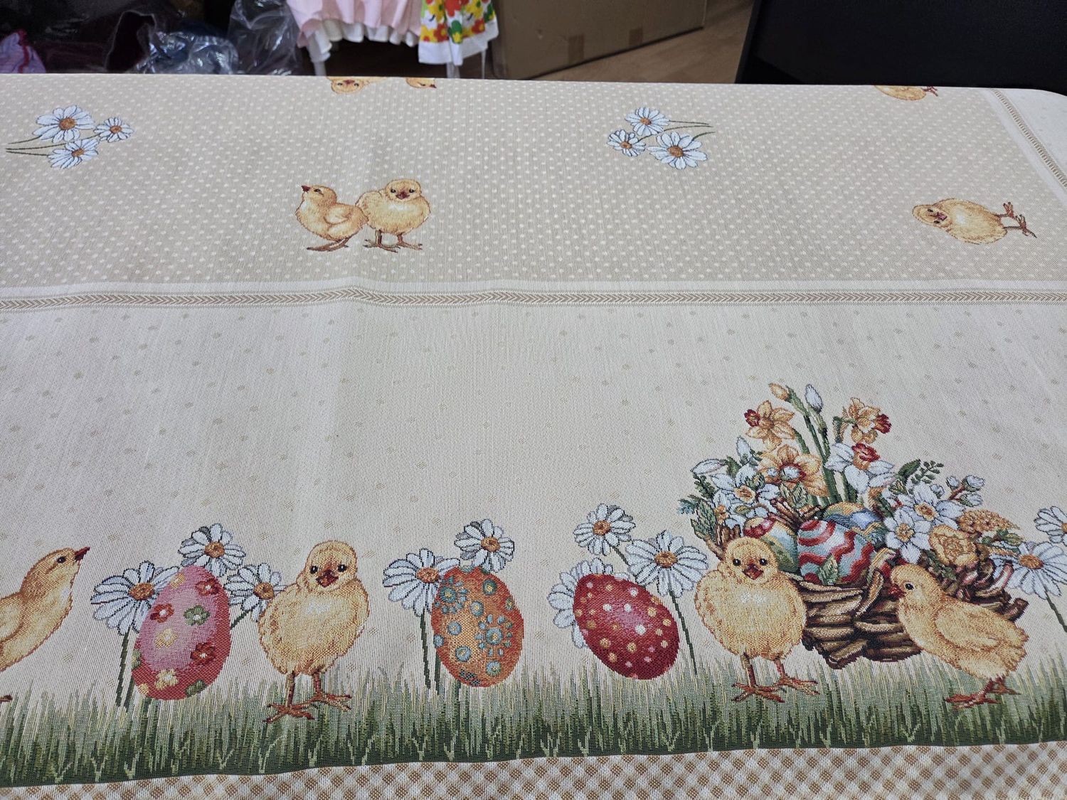 Față de masă 140x240 cm decor pascal puișori și ouă colorate