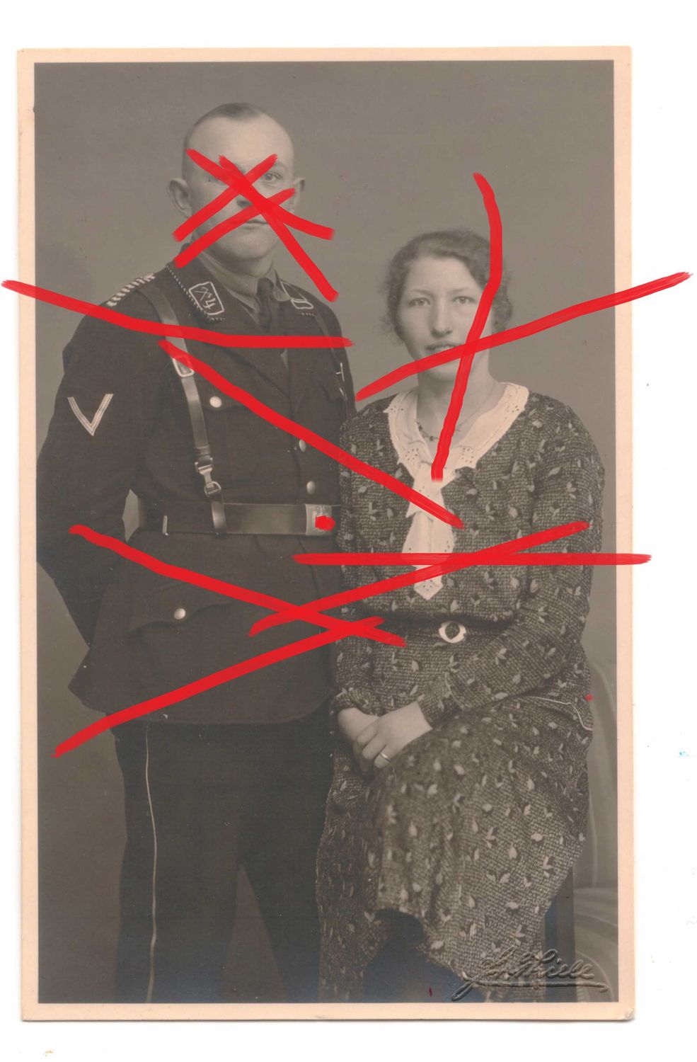 Allgemeine SS: Portraitfoto eines Angehörigen der SS-Reiterstandarte 4 „Nordsee“, Ehrenwinkel der Alten Kämpfer, PK-Größe, C100.