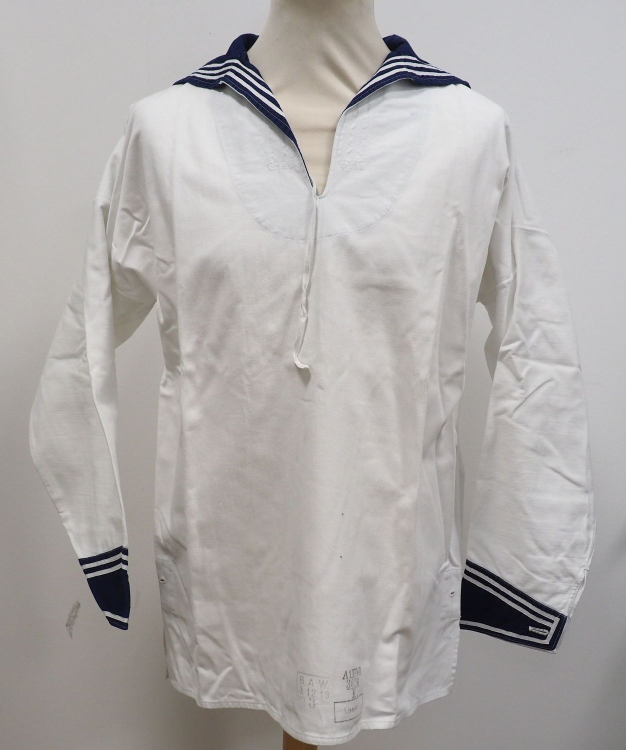 Kaiserliche Marine: Weißes Hemd für Mannschaften, Kammerstempel B.A.W. (Beschaffungsamt Wilhelmshaven) von 1913 und weitere Stempel.
