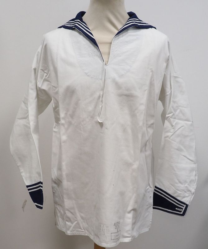 Kaiserliche Marine: Weißes Hemd für Mannschaften, Kammerstempel B.A.W. (Beschaffungsamt Wilhelmshaven) von 1913 und weitere Stempel.