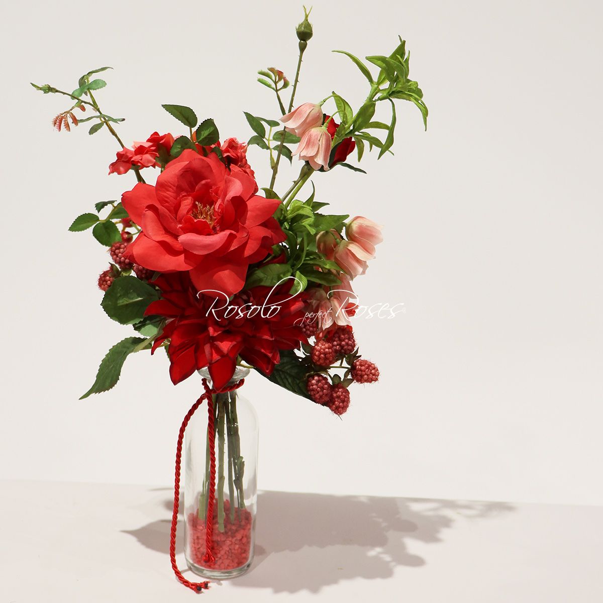 SILK FLOWERS: Belle rose rouge, Dahlia et garniture, inclus vase