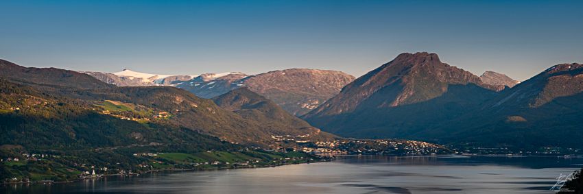Ryssdalshornet står som ein bauta bak Sandane.