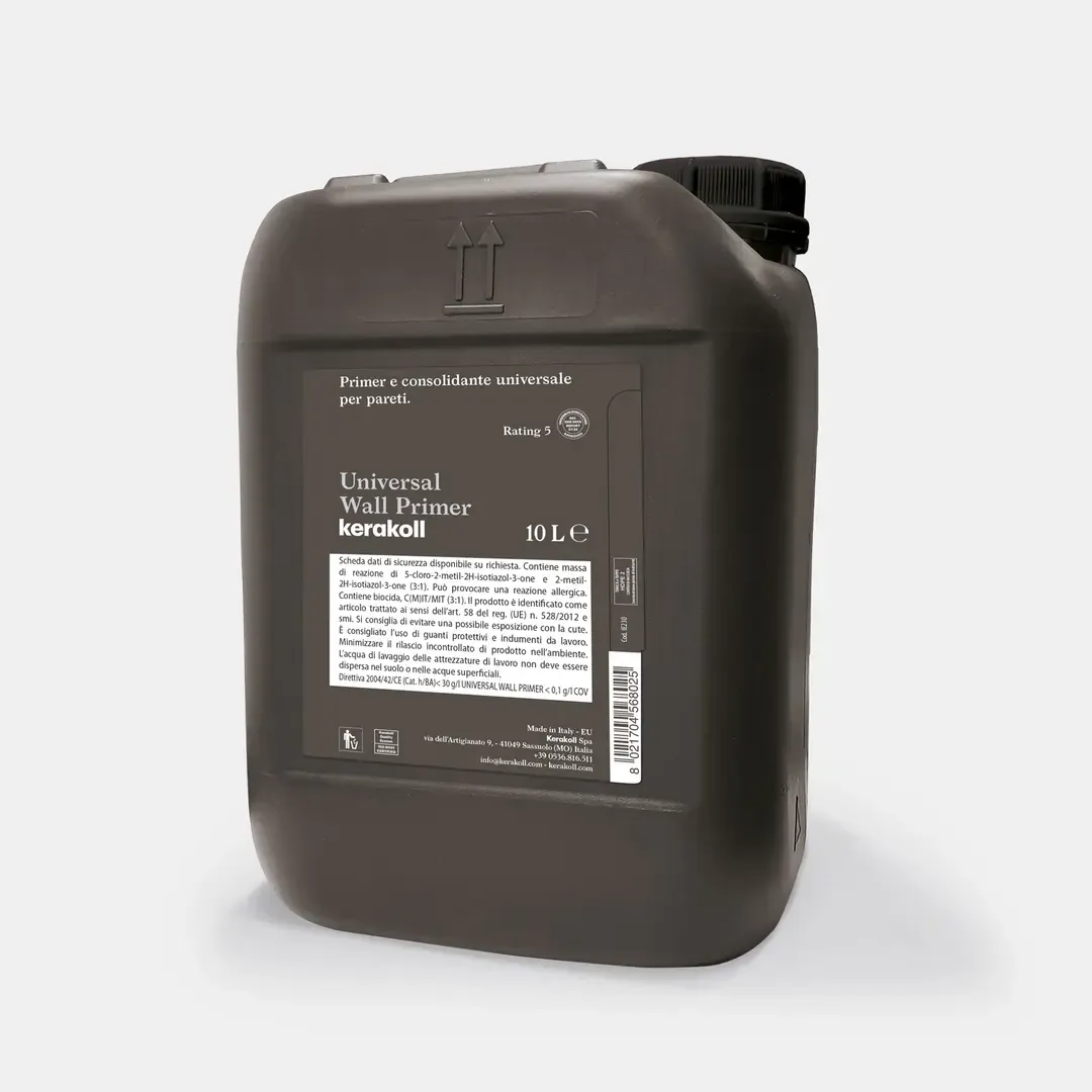 Tanica di Universal Wall Primer Kerakoll, primer consolidante trasparente per il trattamento di intonaci e pareti esterne.