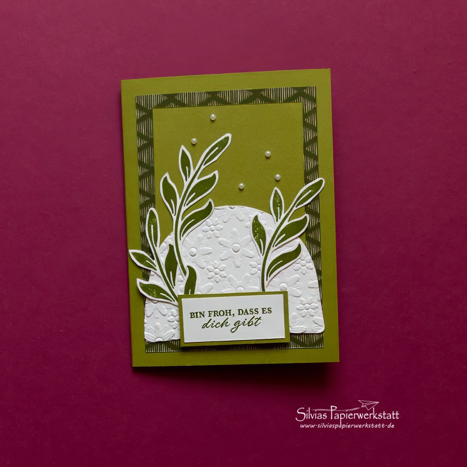 Grüne Blätter auf Prägeblüten