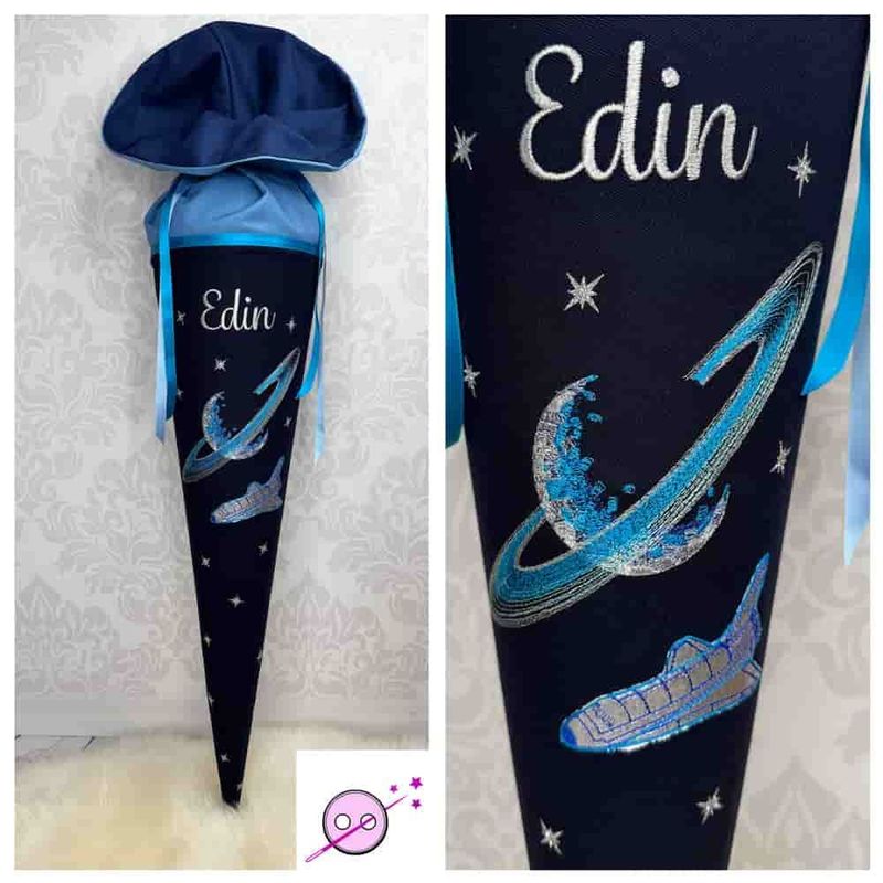 Schultüte aus Stoff mit einem gestickten Welltall Motiv in blau