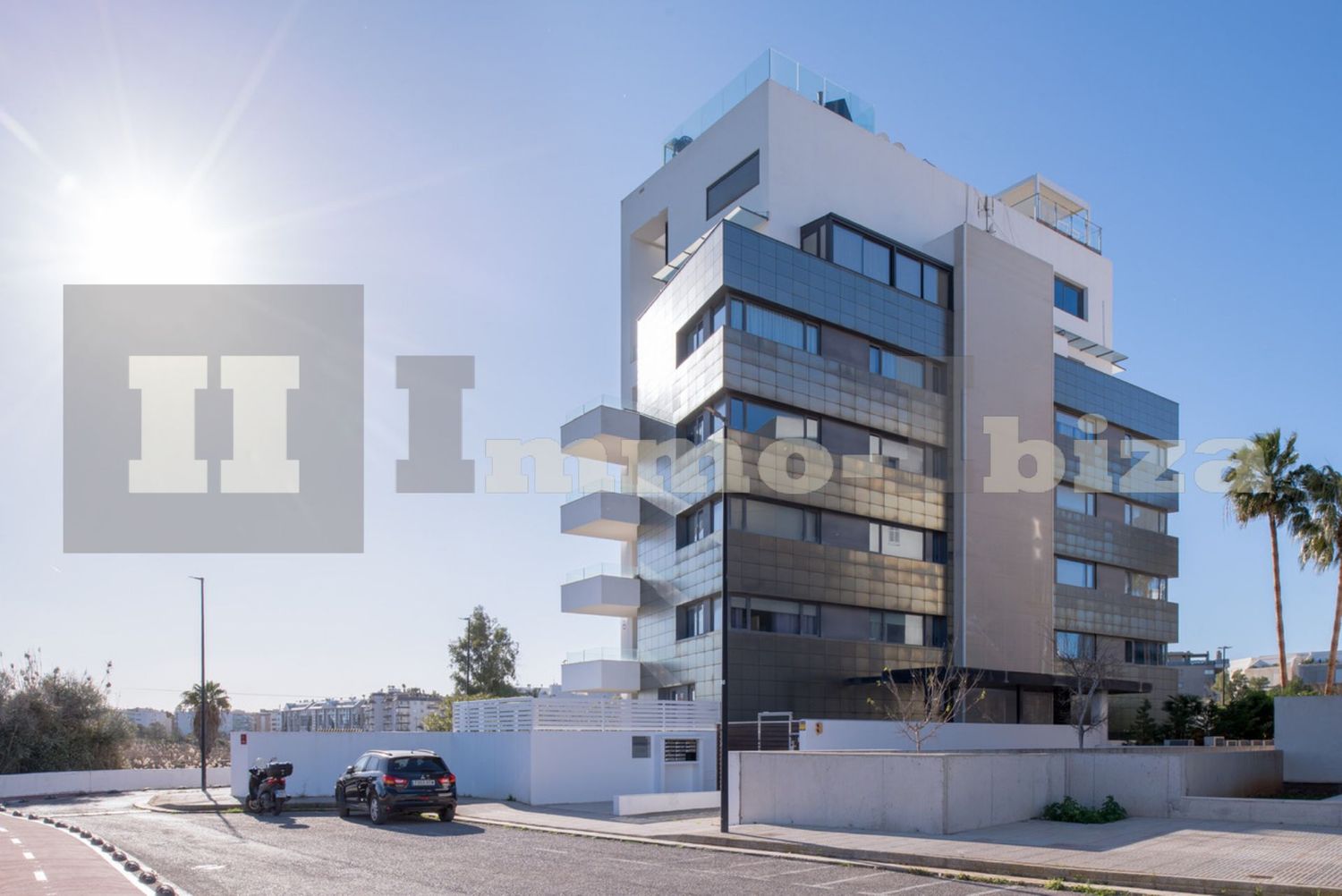 A Luxury Apartment with Views from East to West only 500 Meters to the Beach