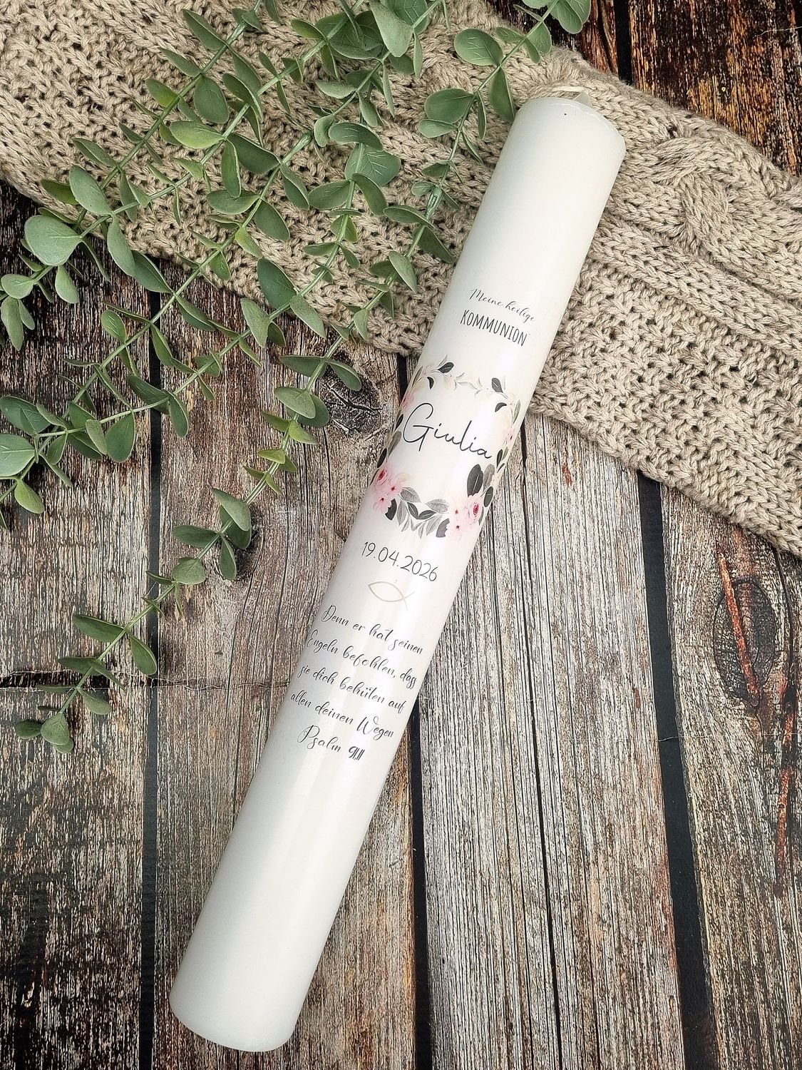 Personalisierte Kommunionkerze für Mädchen mit zartem Blumenkranz, Name & Datum. Zeitloses Design