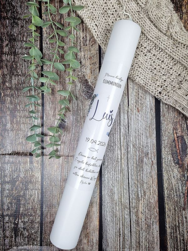 Personalisierte Kommunionkerze mit blauem Blumenkranz, Name und Datum, weißes Kerzendesign