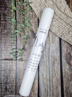 Personalisierte Kommunionkerze mit blauem Blumenkranz, Name und Datum, weißes Kerzendesign