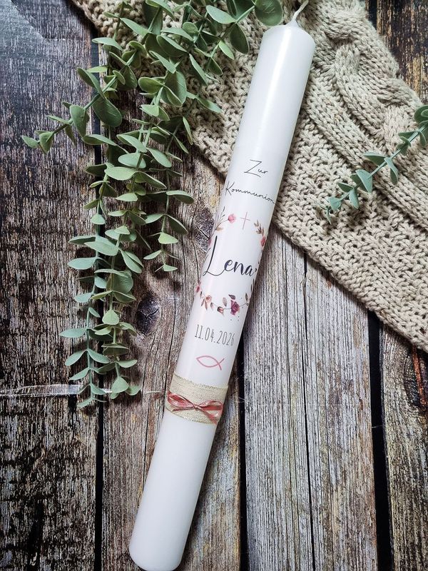 Personalisierte Kommunionkerze mit floralem Blumenkranz und Aufdruck Name Lena sowie Kommunionsdatum