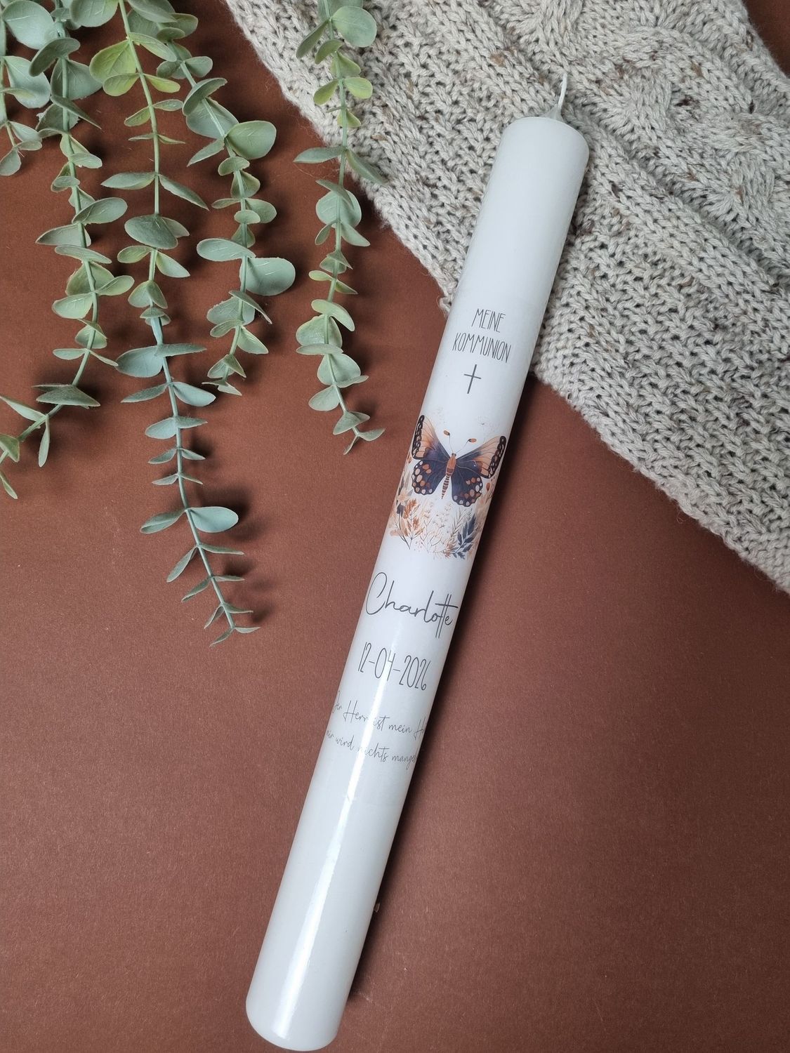Weiße personalisierte Kommunionkerze mit Schmetterling Motiv
