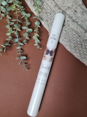 Weiße personalisierte Kommunionkerze mit Schmetterling Motiv