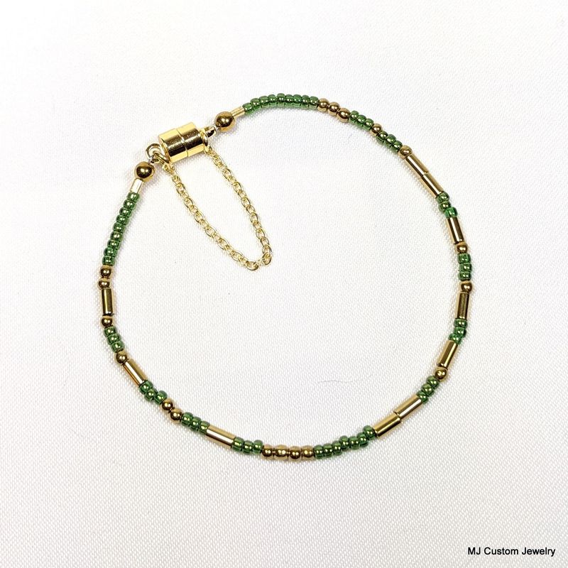 FAITH MANAGES Olive Luster Rocailles Morse Code Bracelet