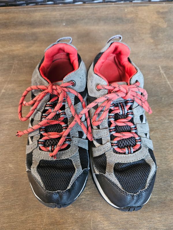 CHAMPIONES ESTILO TRECKING, MARCA COLUMBIA, WATERPROOF. TALLE 35 - 22 CMS. IMPECABLES