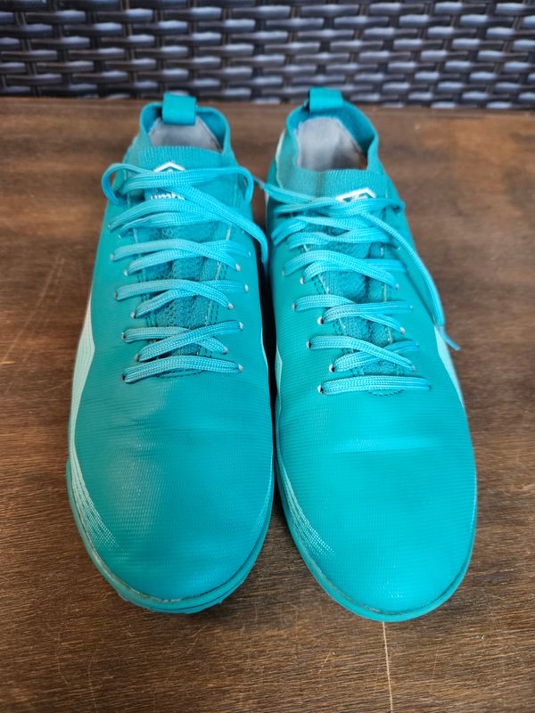 CHAMPIONES DE FUTBOL 5 PARA NIÑO, MARCA UMBRO, TALLE 36. IGUAL A NUEVOS. COLOR VERDE AGUA.