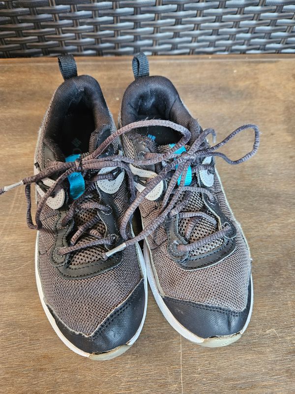 CHAMPIONES PARA NIÑO, MARCA COLUMBIA, CON CORDONES. COLOR GRIS Y NEGRO. TALLE 34. 22 CMS.