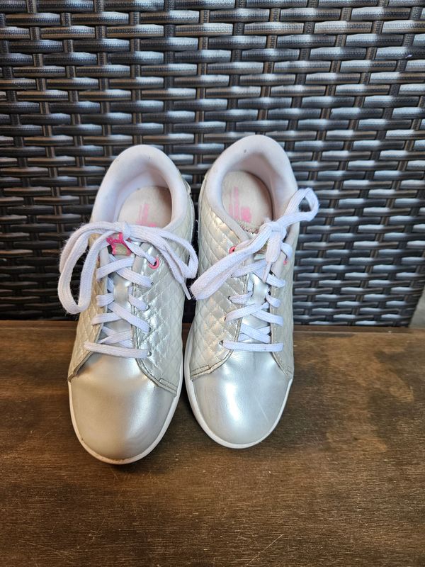 CHAMPIONES PARA NIÑA, MARCA KIDY, PLATEADOS, CON BRILLO EN TALÓN. SUELA ROSADA. TALLE 34-35. 22 CMS.