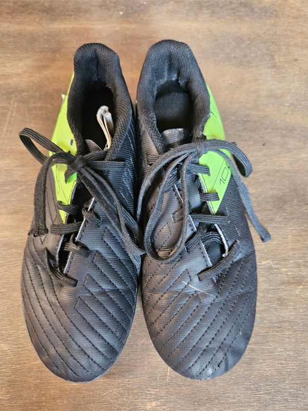 CHAMPIONES DE FUTBOL 5 MARCA KIPSTA. TALLE 35. 22 CMS. CON DETALLES DE ESTÉTICA