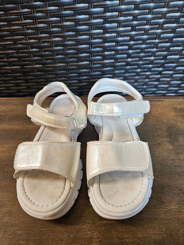 SANDALIA PARA NIÑA. CON TIRAS ANCHAS Y VELCROS. BLANCAS CON BRILLO. MARCA GUGA, TALLE 35. 22 CMS.