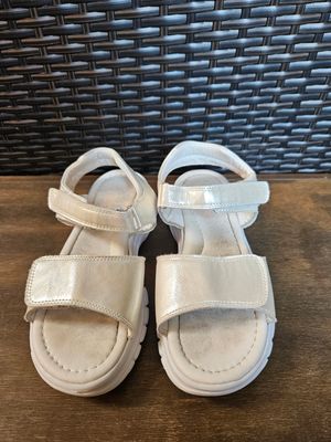 SANDALIA PARA NIÑA. CON TIRAS ANCHAS Y VELCROS. BLANCAS CON BRILLO. MARCA GUGA, TALLE 35. 22 CMS.