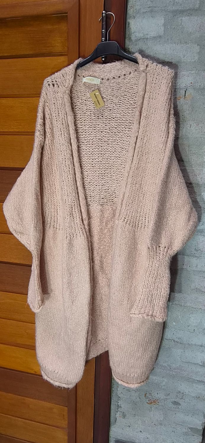 SACO DE LANA, LARGO, SIN BOTONES. COLOR ROSA, MARCA AFRIKA. TALLE UNICO (L/XL)