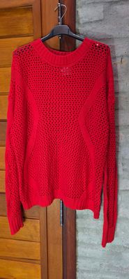 BUZO DE HILO CALADO, ESCOTE REDONDO, MANGA LARGA, COLOR ROJO. MARCA ALLIE .TALLE XL. IGUAL A NUEVO