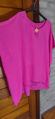 BLUSA PARA DAMA, MANGA CORTA, EN VISCOSA ITALIANA, COLOR FUCCIA, TALLE XL.