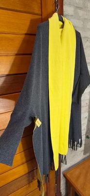 SACO ESTILO PONCHO, SUPER ABRIGADO, CON FLECOS, CORTE IRREGULAR. SUPER ORIGINAL. GRIS POR FUERA, Y AMARILLO POR DENTRO. TALLE UNICO AMPLIO (L/XL). NUEVO SIN USO