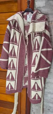 SACO LARGO SIN BOTONES, CON LAZO, EN PURA LANA, MANGA 3/4 .MARCA LAGRACIA. TALLE L/XL. EN ROSA Y BLANCO. HECHO EN URUGUAY. NUEVO SIN USO