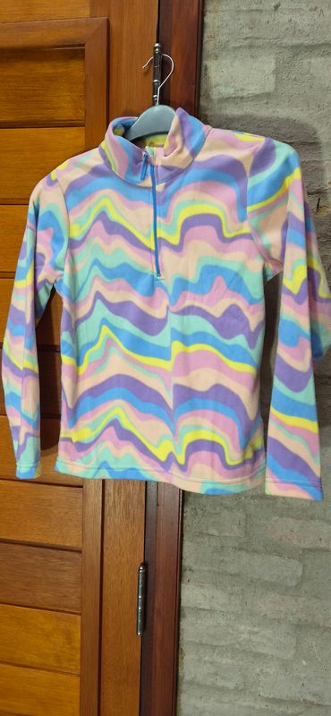 BUZO EN MICROPOLAR PARA NI�A. CON CUELLO ALTO CON CIERRE. COLORES ARCOIRIS PASTEL. TALLE 10, MARCA PAPPOLINO. NUEVO CON ETIQUETA.