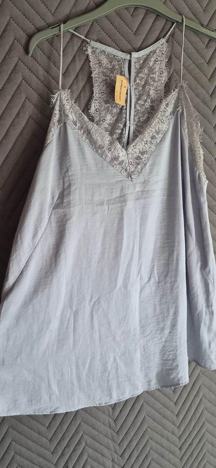 BLUSA / MUSCULOSA PARA DAMA, BRETELES FINOS, CON ENCAJE EN ESCOTE Y ESPALDA. COLOR CELESTE GRIS�CEO. MARCA PARISIEN. TALLE L.