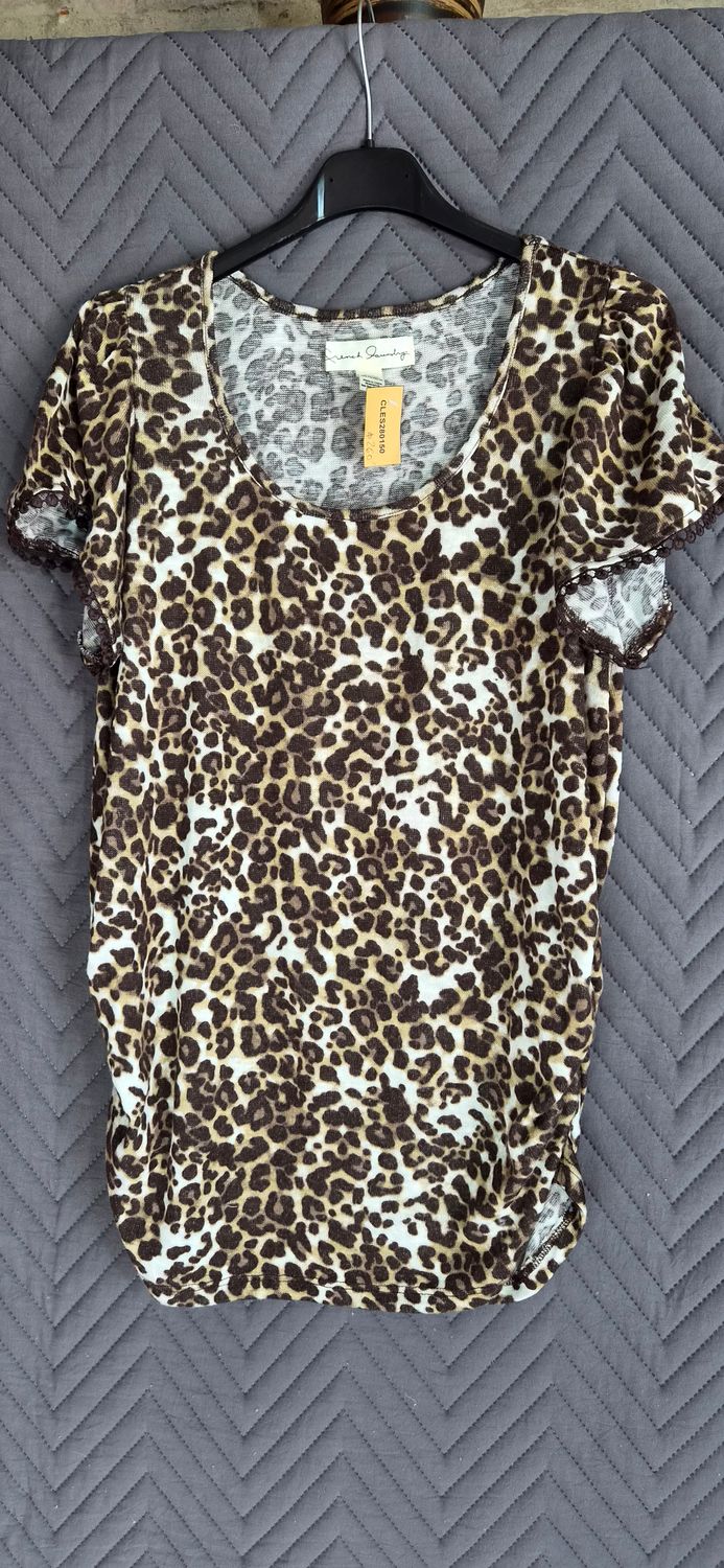 BLUSA PARA DAMA, EN LANILLA FINA, MANGA CORTA, CON LATERALES CON FRUNCES, ANIMAL PRINT. TALLE L