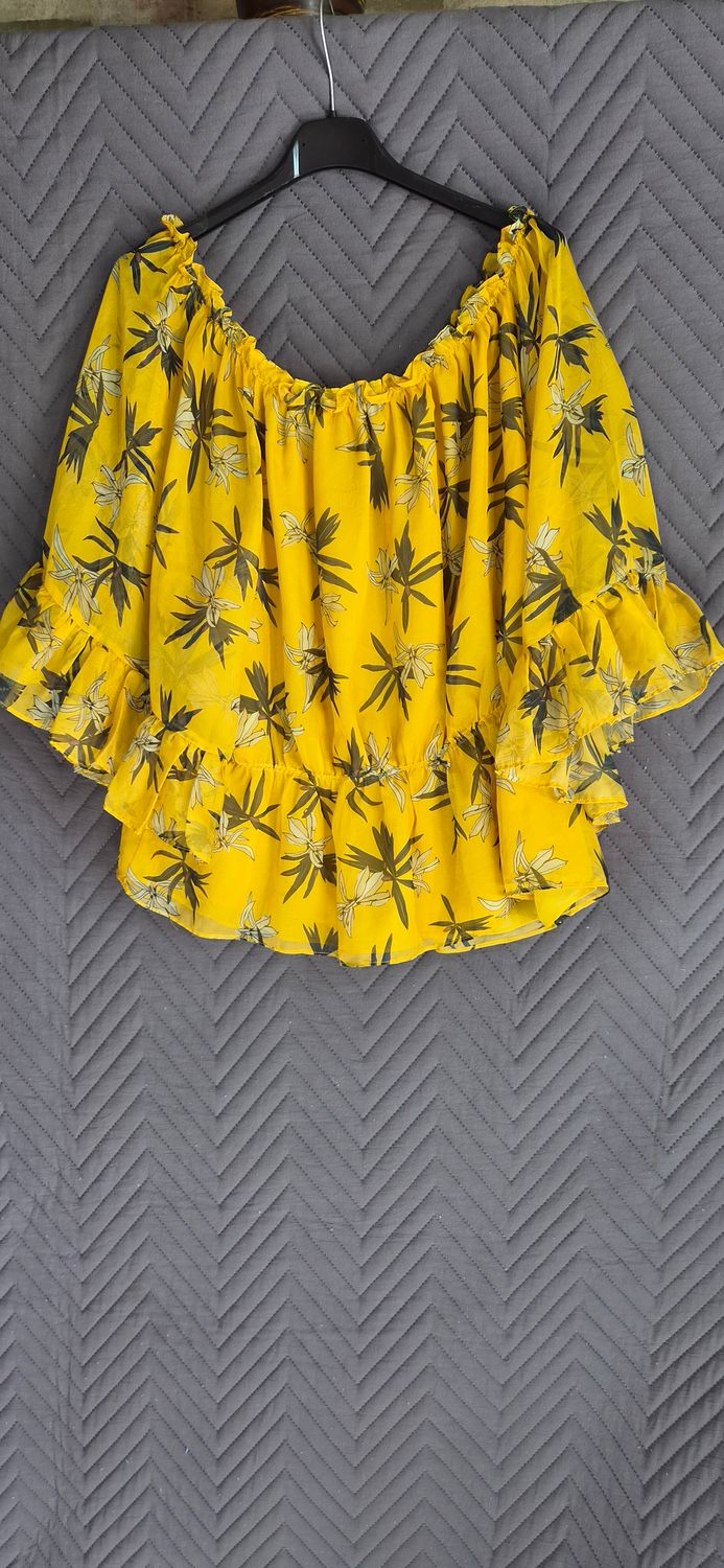 BLUSA PARA DAMA, EN GASA FORRADA, CON VOLADOS EN MANGAS Y CINTURA. AMARILLA ESTAMPADA. TALLE L/XL