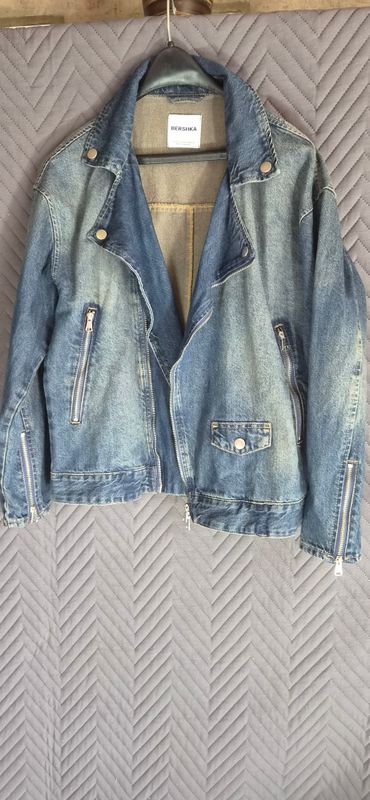 CAMPERA DE JEAN ESTILO CHAQUETA, CON CIERRES. MARCA BERSHKA. TALLE L
